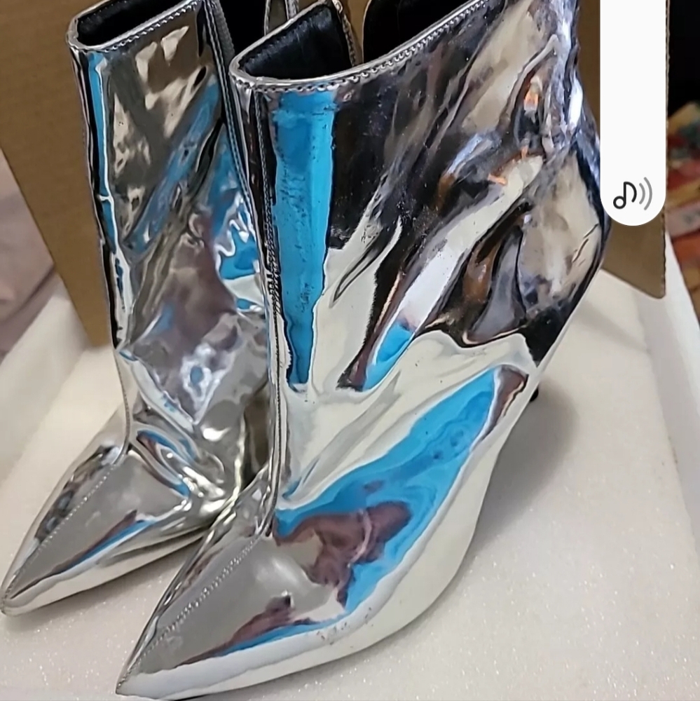 7-1/2 Women's Silver Ankle Boots Wild Diva Lounge New